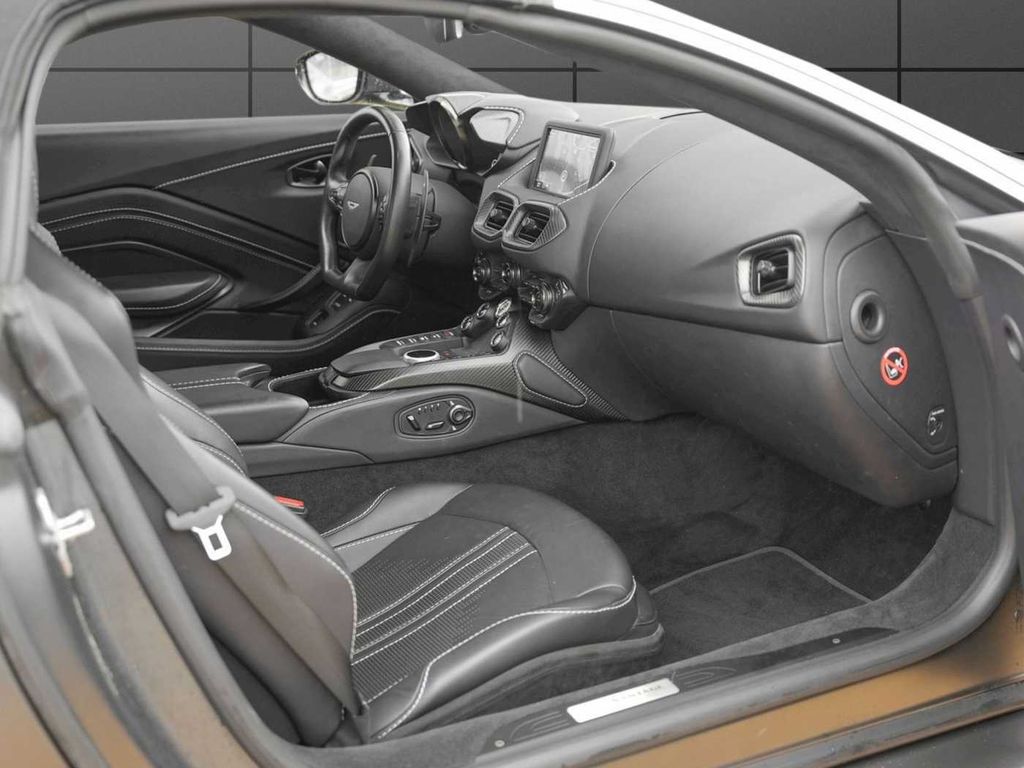 Aston Martin V8 Vantage 2022
