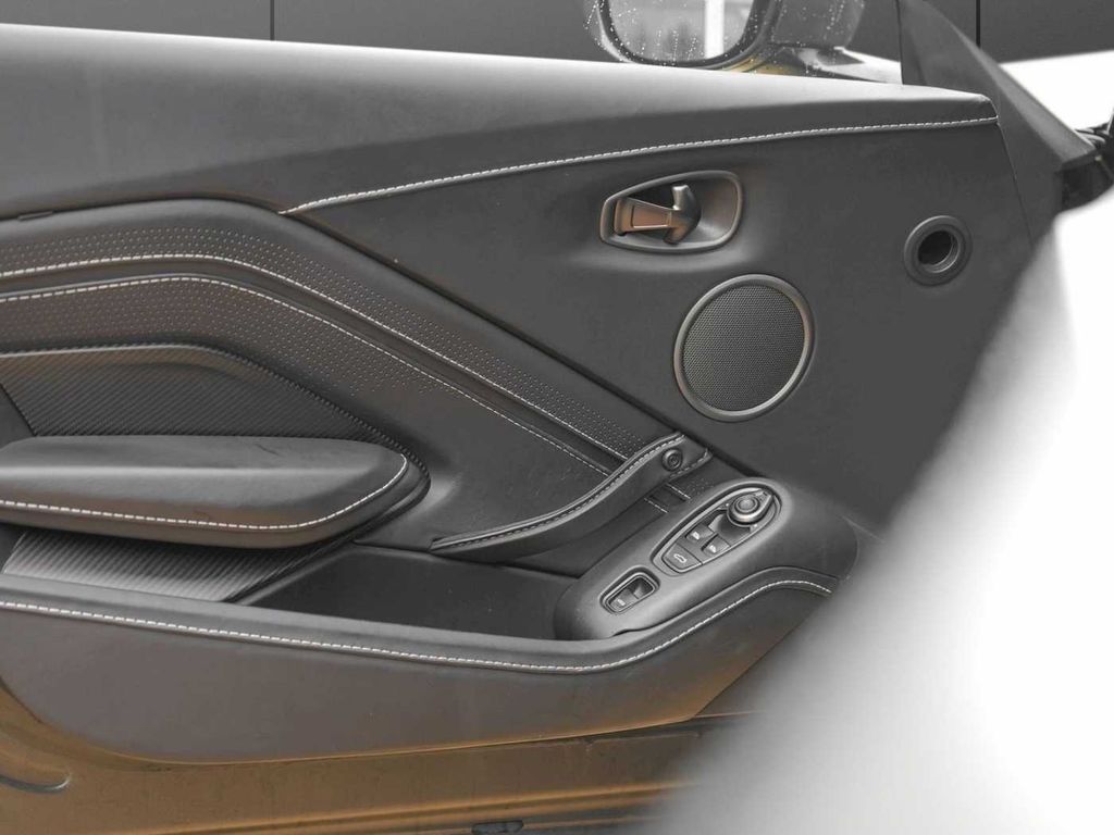 Aston Martin V8 Vantage 2022