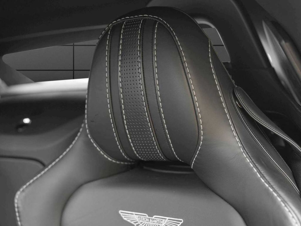 Aston Martin V8 Vantage 2022