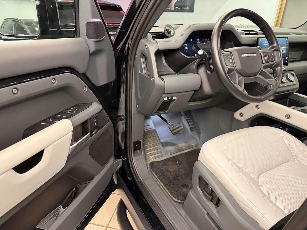 Land Rover Defender 2025