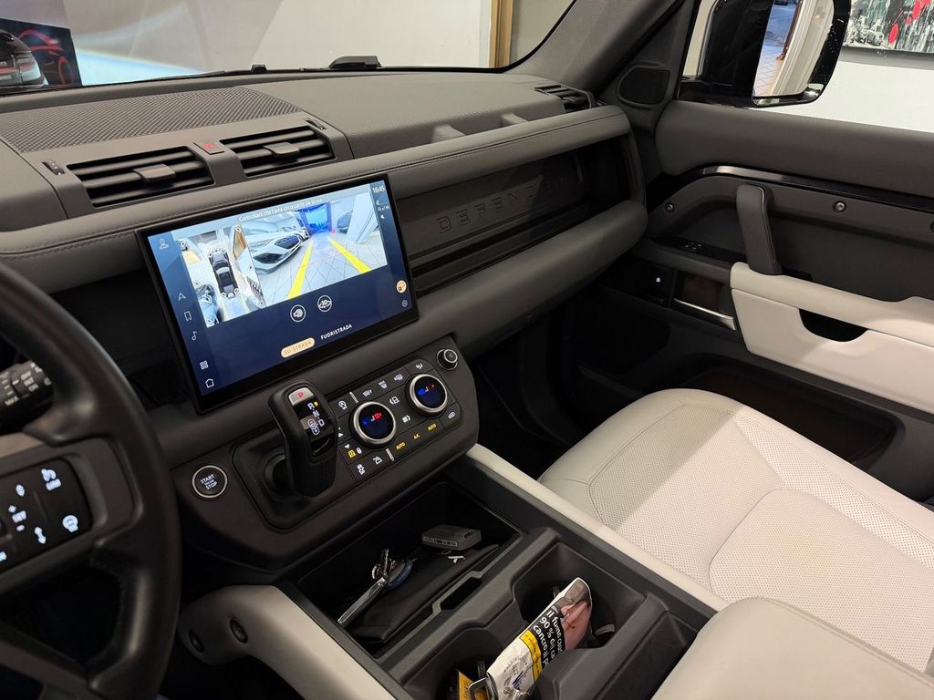 Land Rover Defender 2025