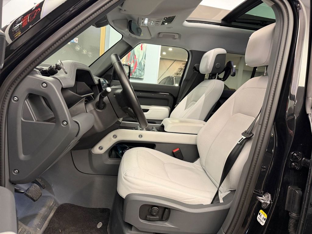 Land Rover Defender 2025