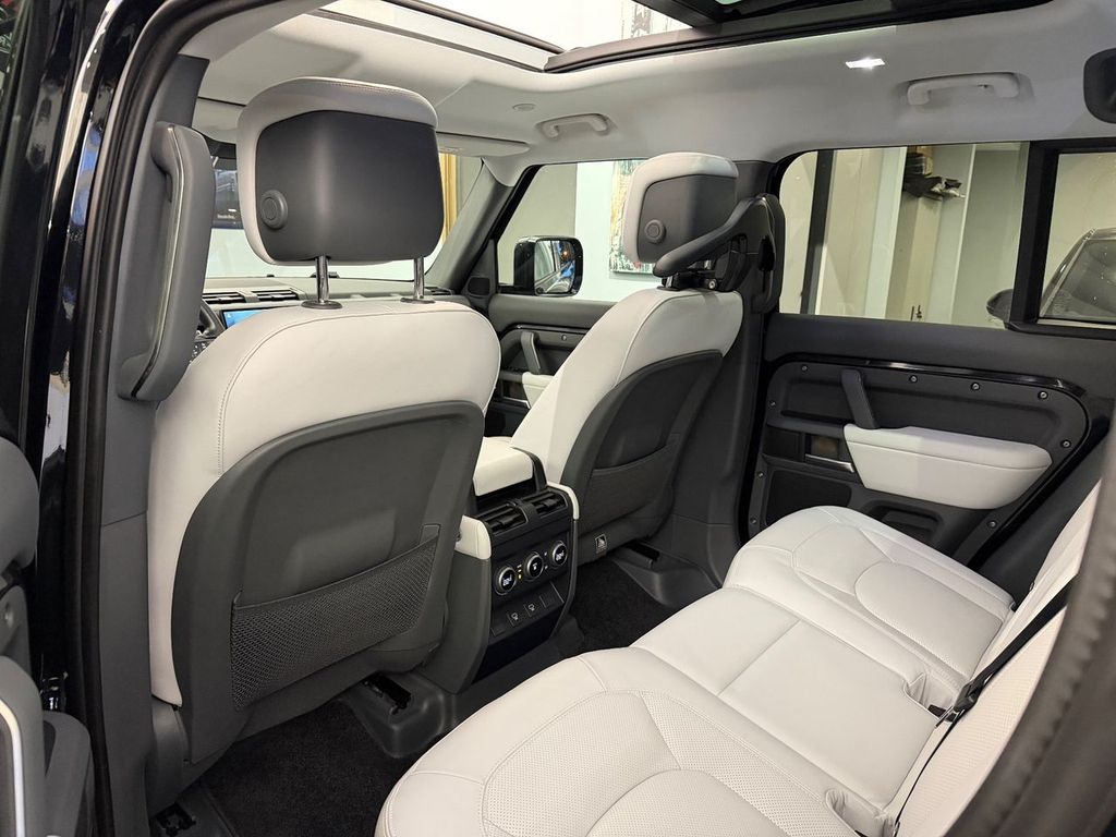 Land Rover Defender 2025