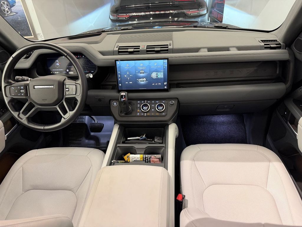 Land Rover Defender 2025