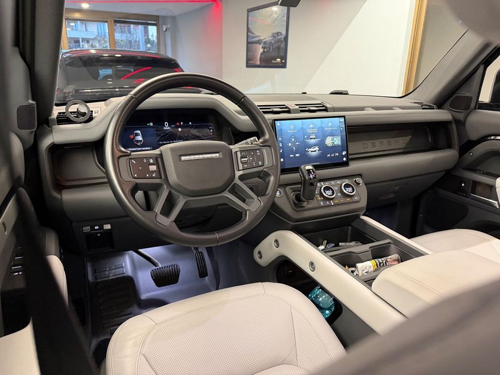 Land Rover Defender 2025