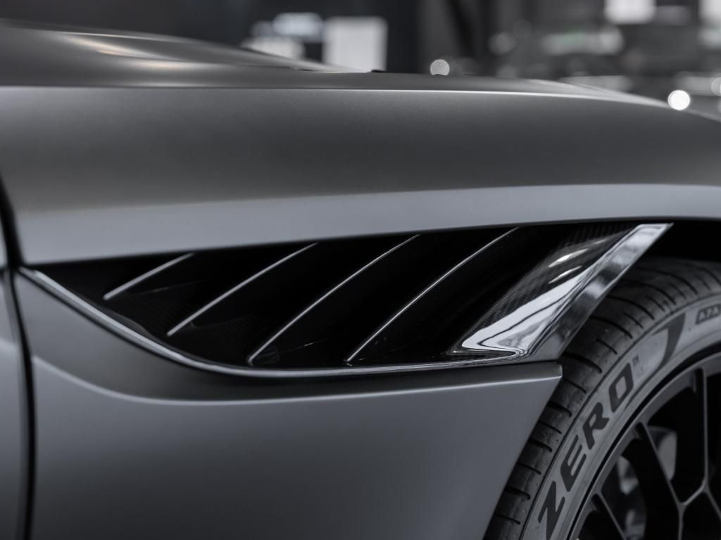 Aston Martin DBS 2024