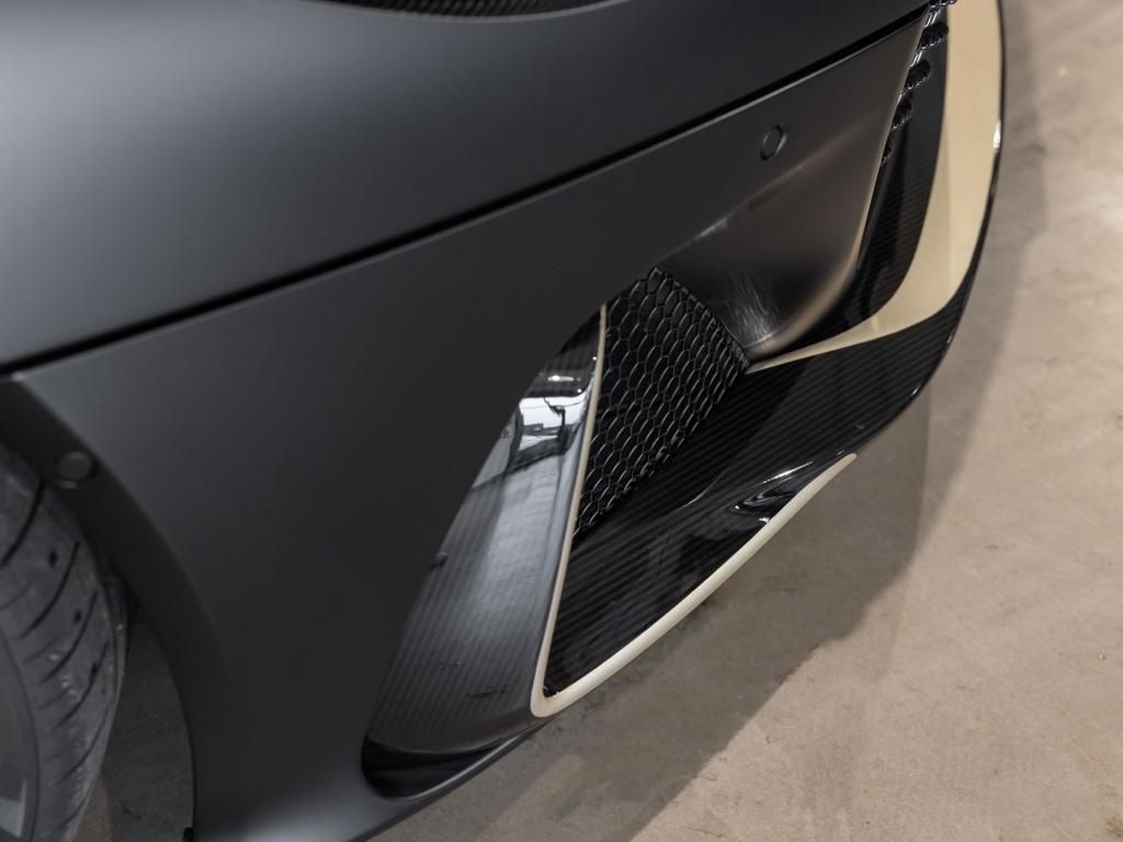 Aston Martin DBS 2024