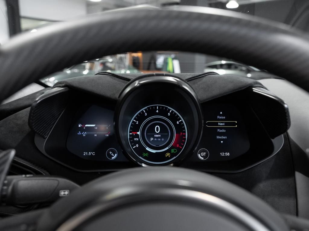 Aston Martin DBS 2024