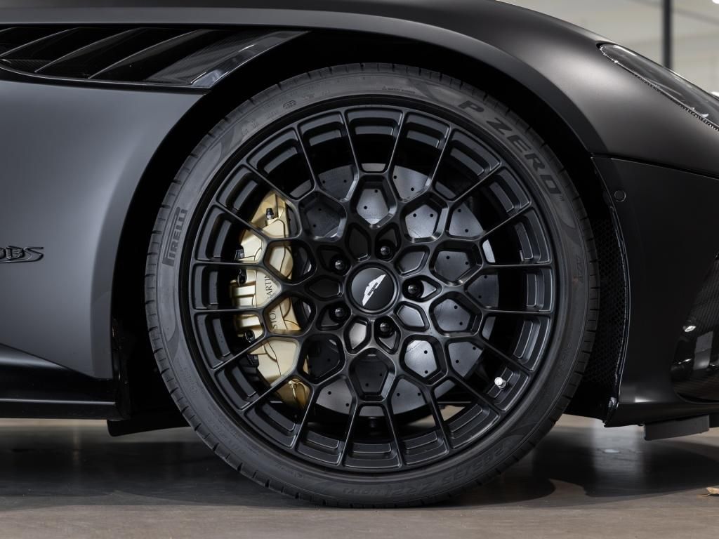 Aston Martin DBS 2024