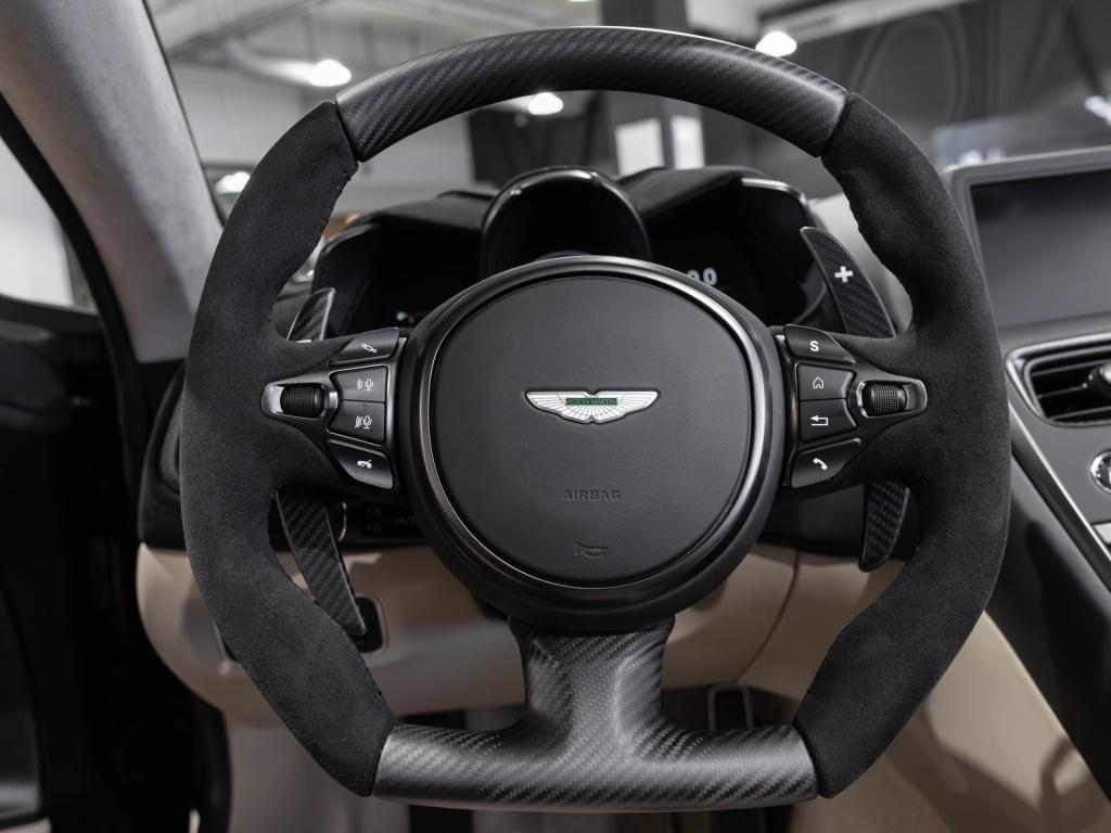 Aston Martin DBS 2024