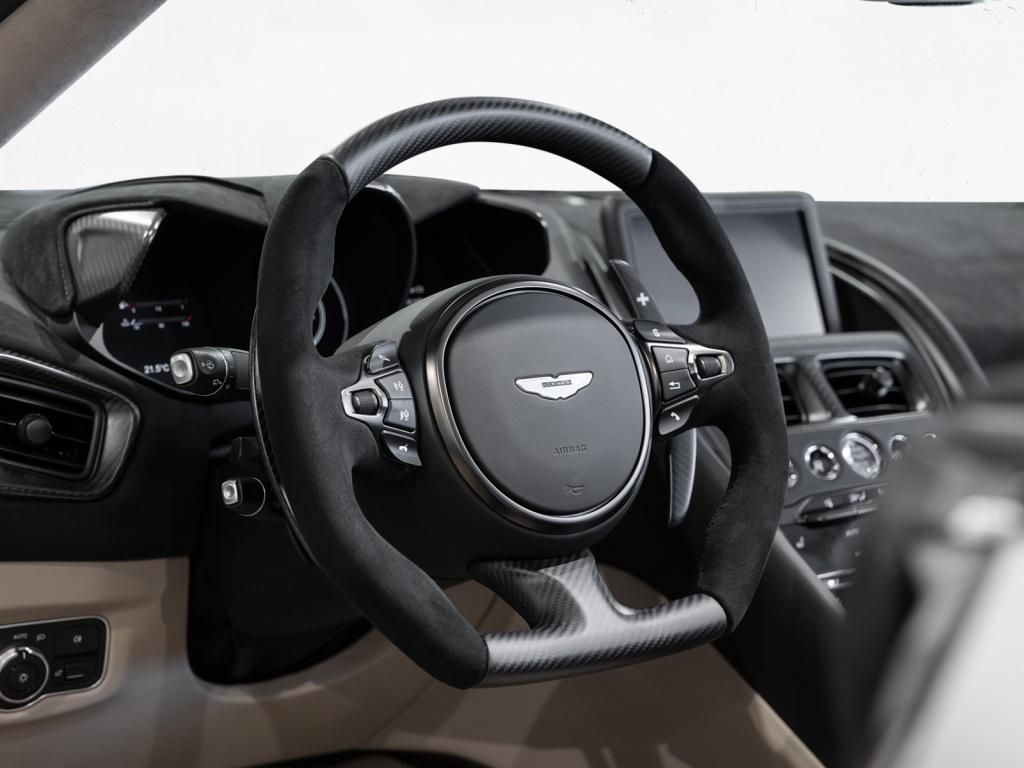 Aston Martin DBS 2024