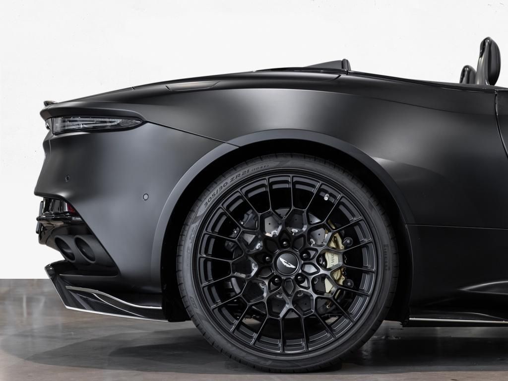 Aston Martin DBS 2024