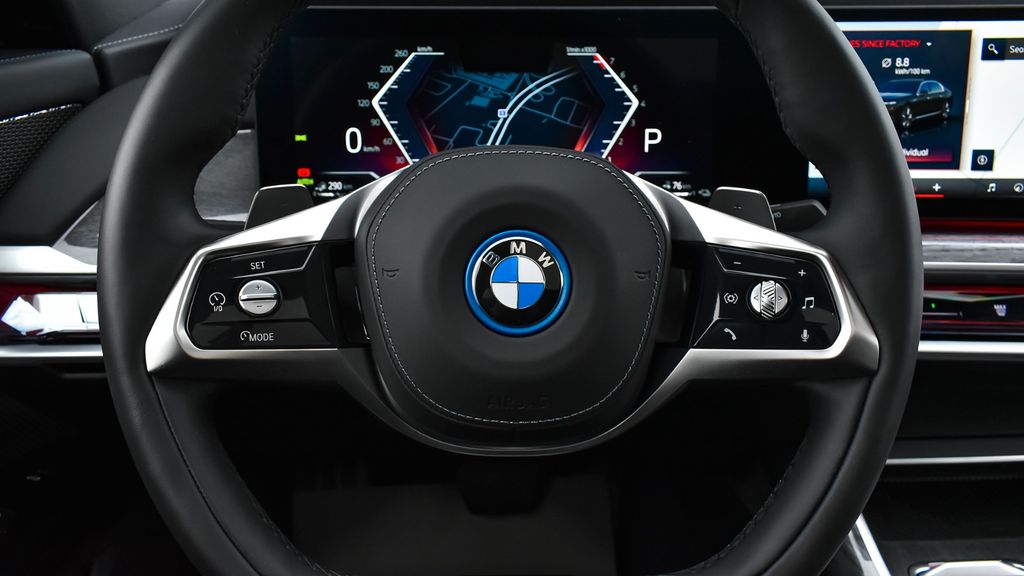 BMW 750 2024