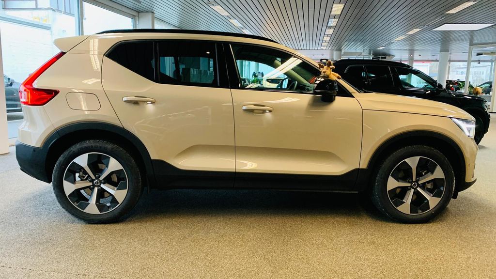 Volvo XC40 2025
