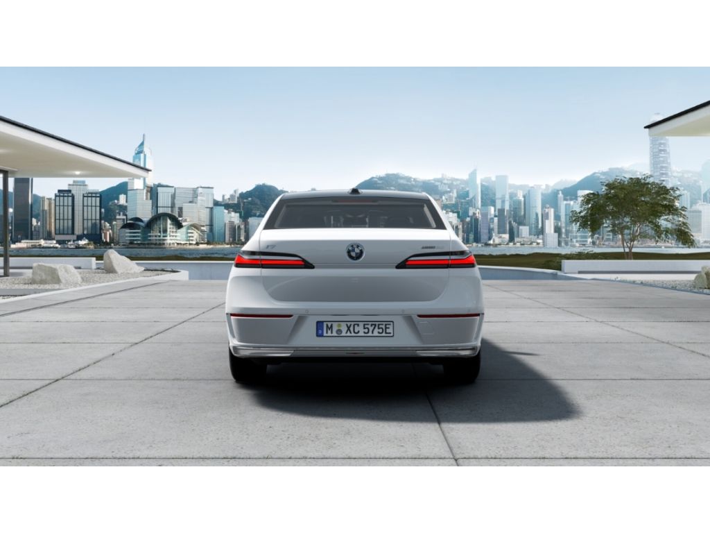 BMW i7