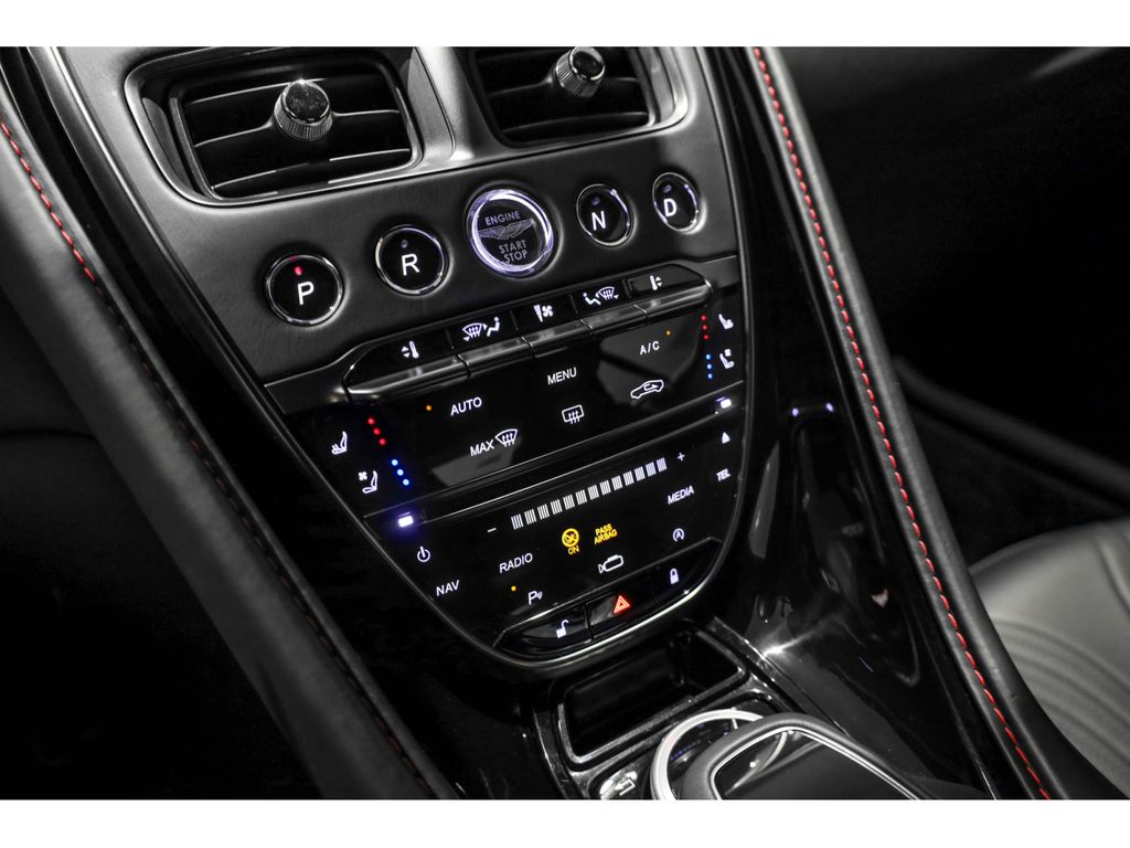 Aston Martin DB11 2018