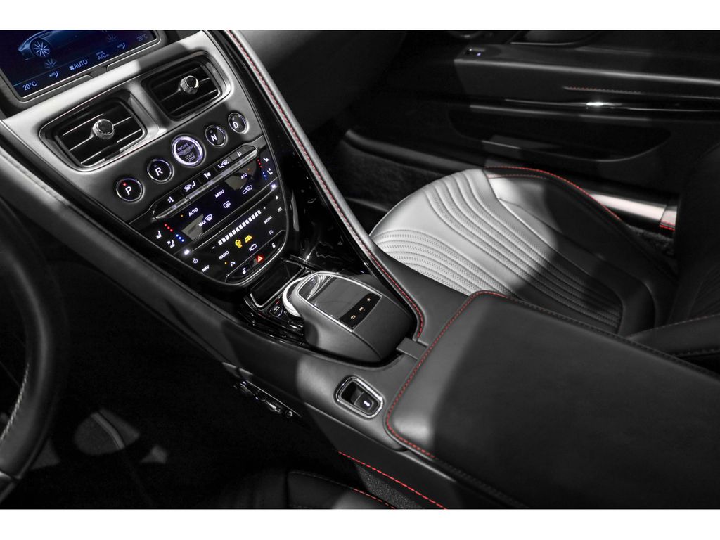 Aston Martin DB11 2018