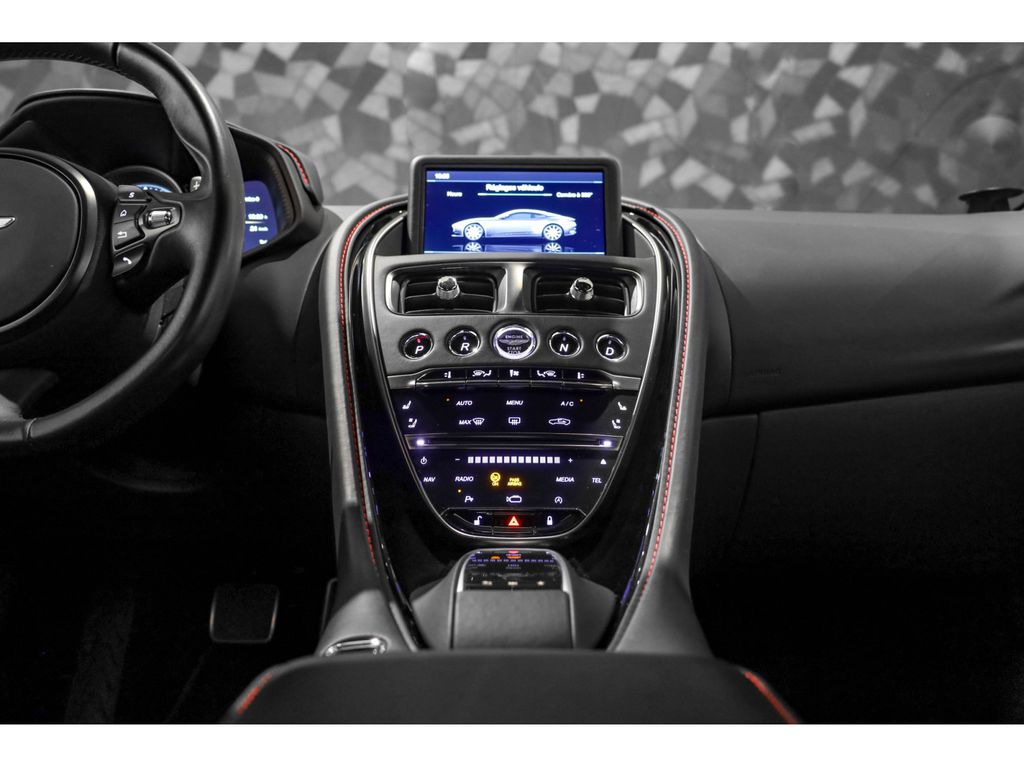 Aston Martin DB11 2018