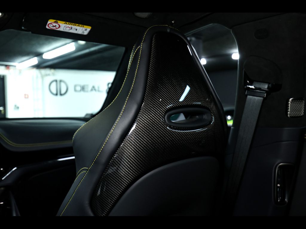 Aston Martin DBX 2025