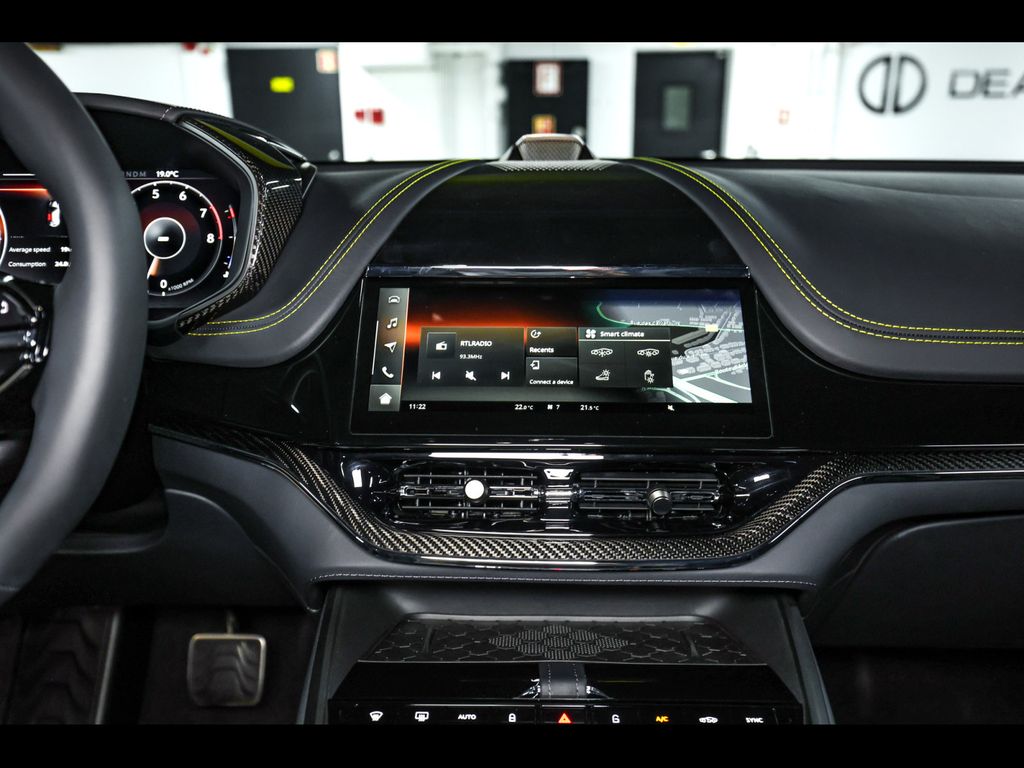 Aston Martin DBX 2025