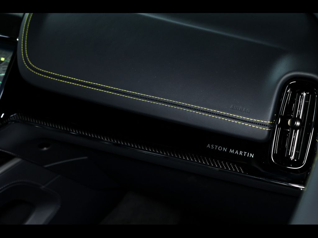 Aston Martin DBX 2025