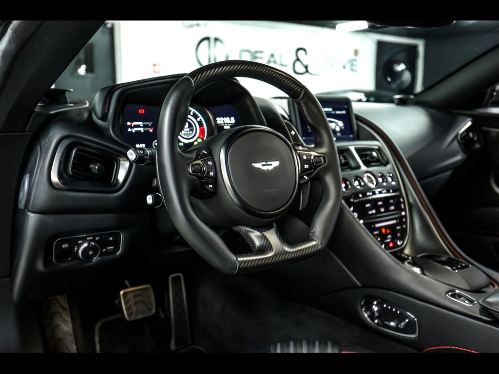 Aston Martin DB11 2022