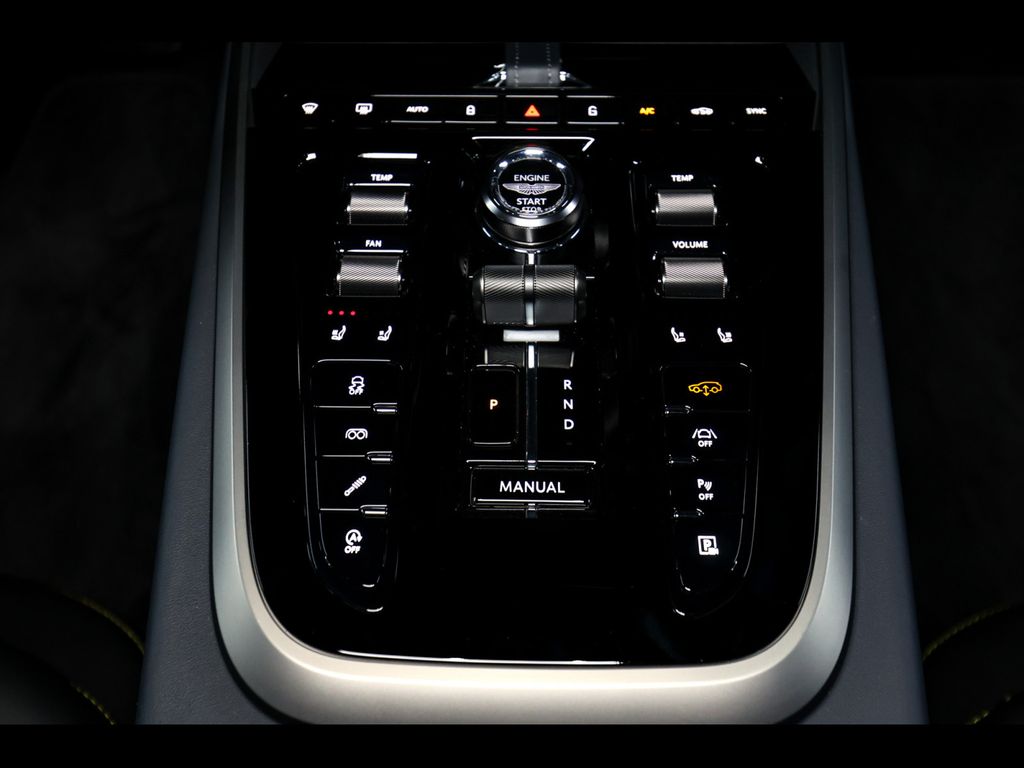 Aston Martin DBX 2025