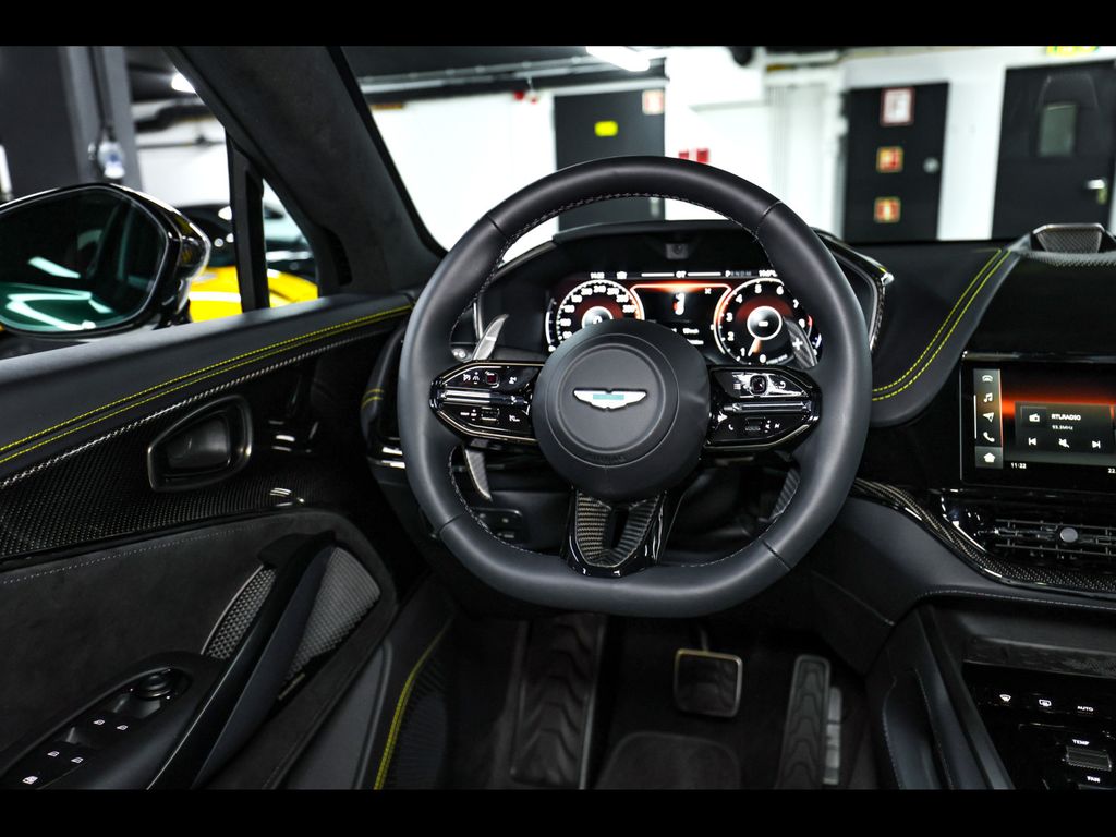 Aston Martin DBX 2025