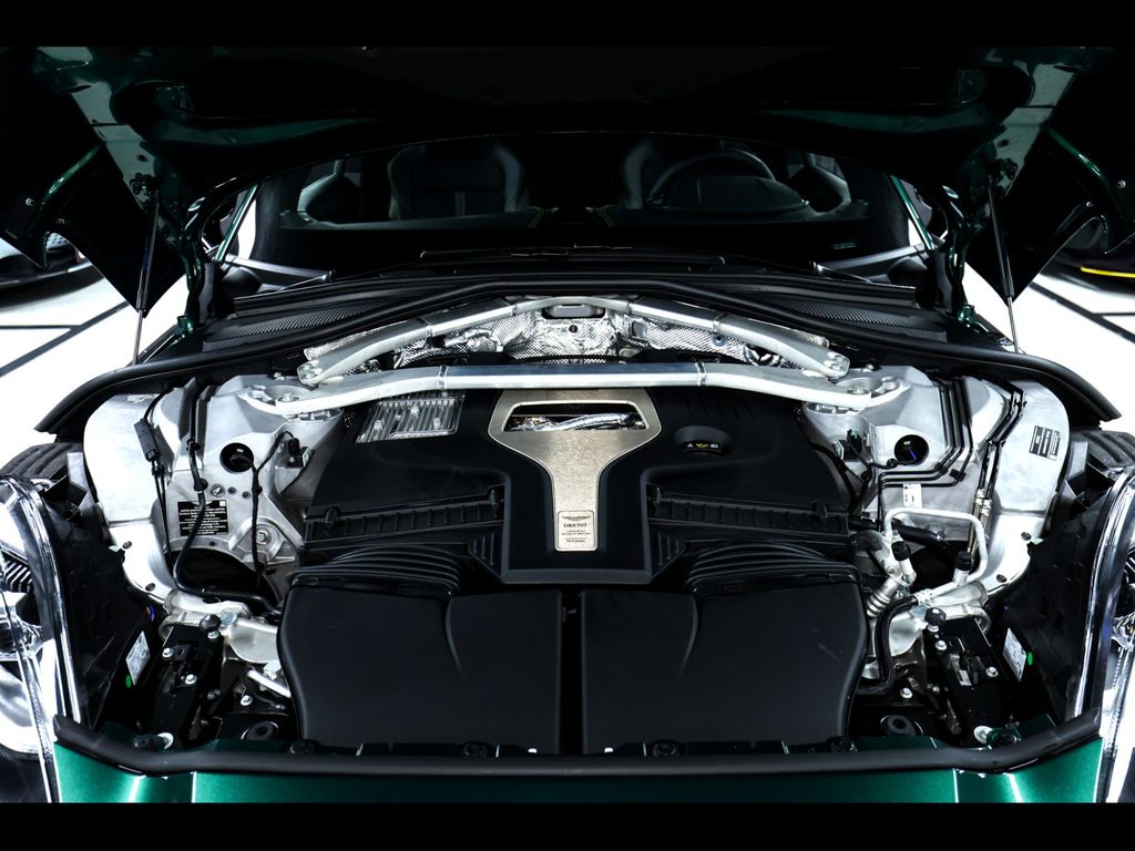 Aston Martin DBX 2025