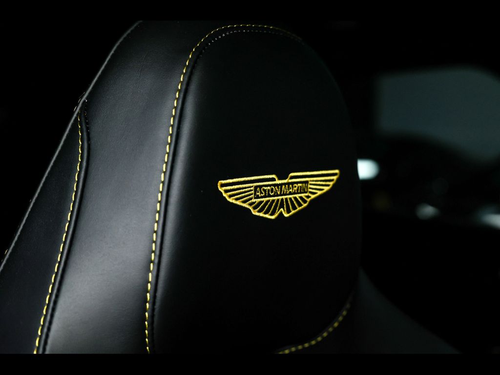 Aston Martin DBX 2025