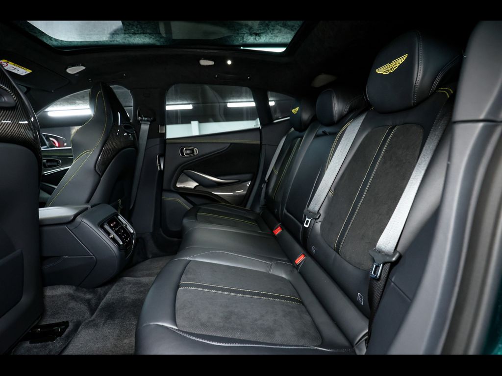 Aston Martin DBX 2025