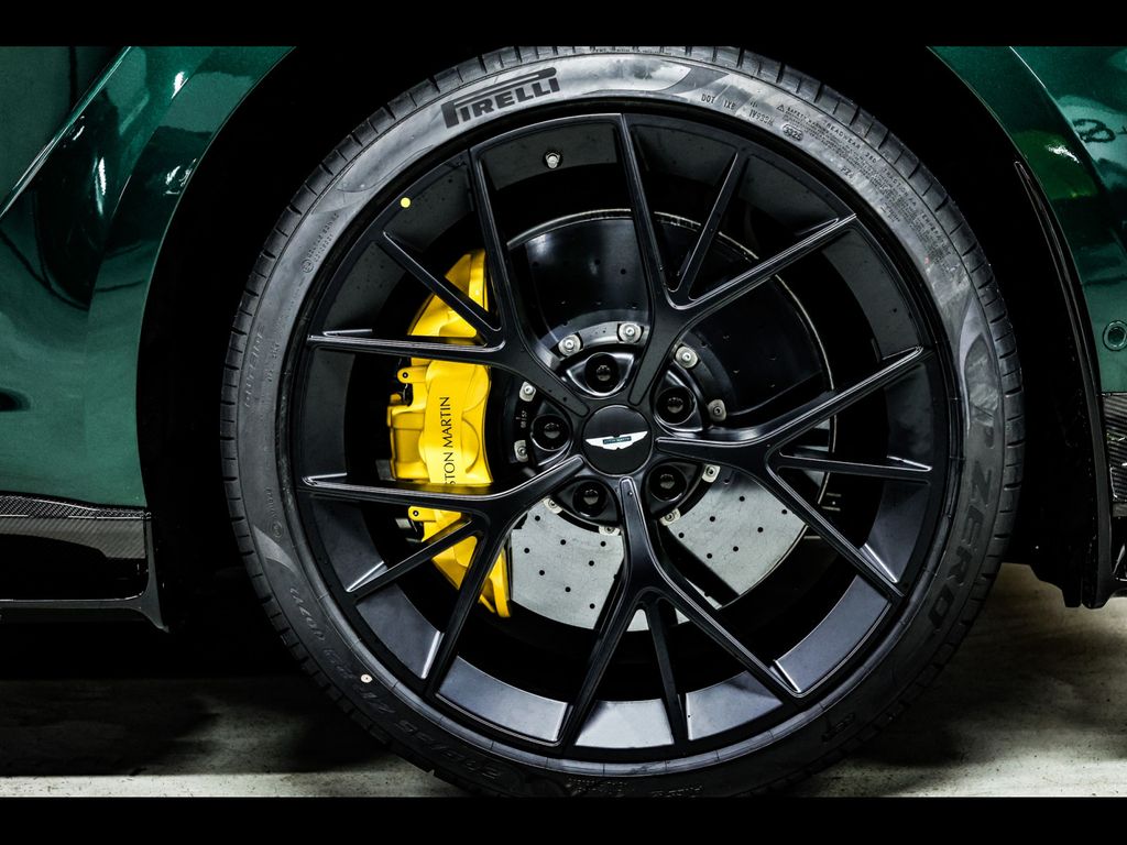 Aston Martin DBX 2025