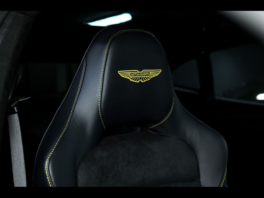 Aston Martin DBX 2025