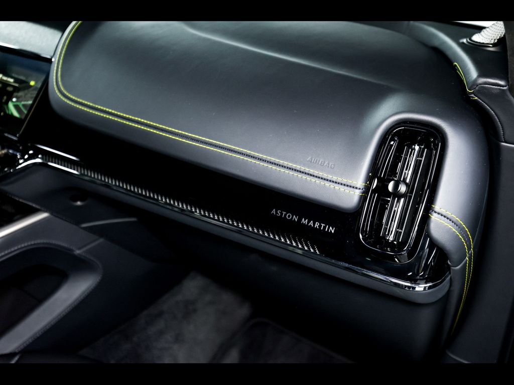 Aston Martin DBX 2025