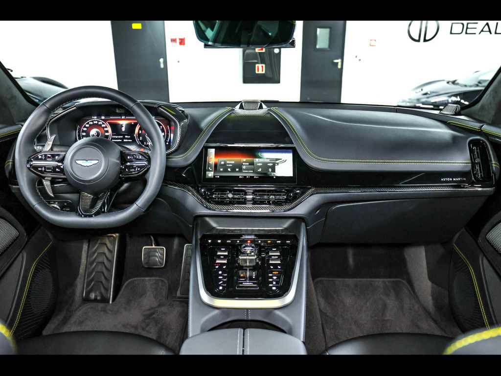 Aston Martin DBX 2025