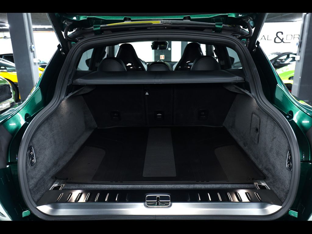 Aston Martin DBX 2025