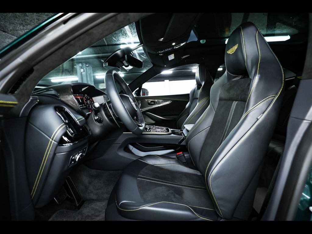 Aston Martin DBX 2025