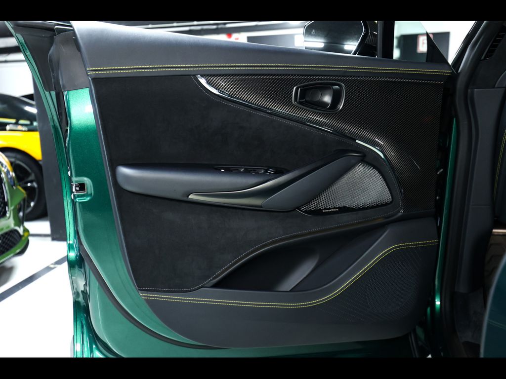 Aston Martin DBX 2025