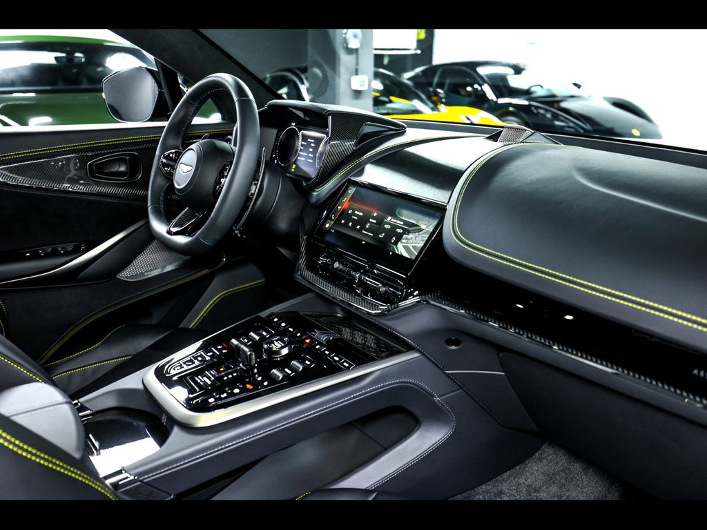 Aston Martin DBX 2025