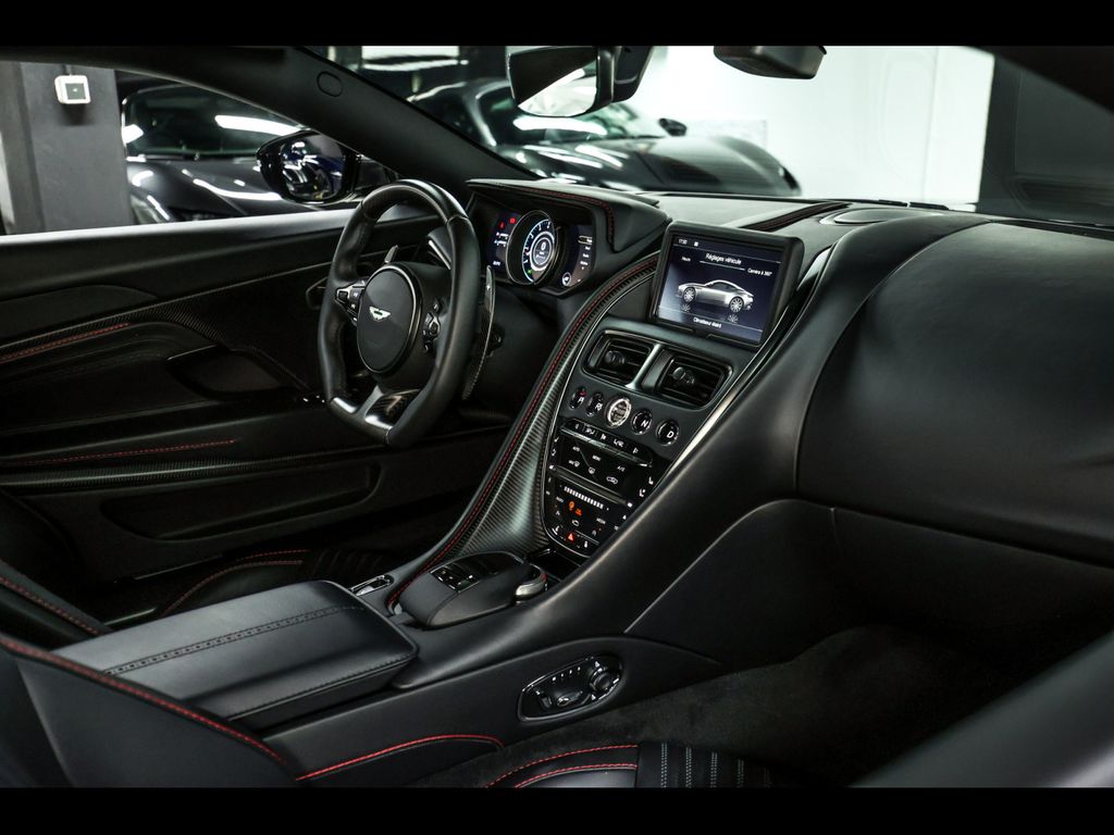 Aston Martin DB11 2022