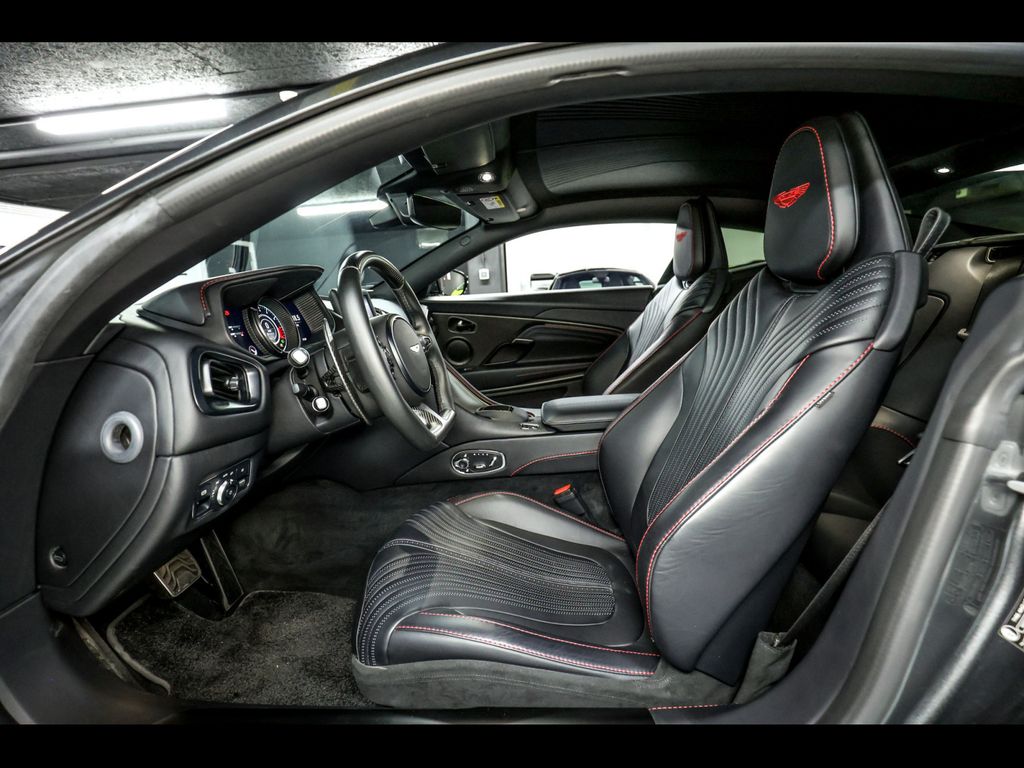 Aston Martin DB11 2022