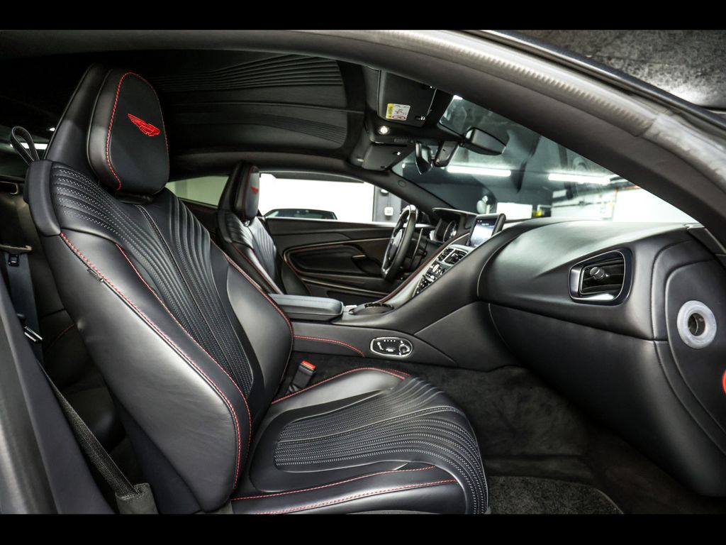 Aston Martin DB11 2022