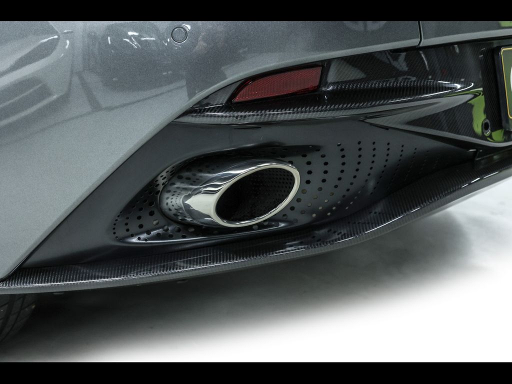 Aston Martin DB11 2022