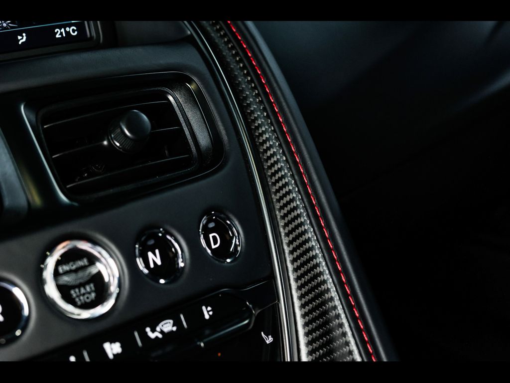 Aston Martin DB11 2022