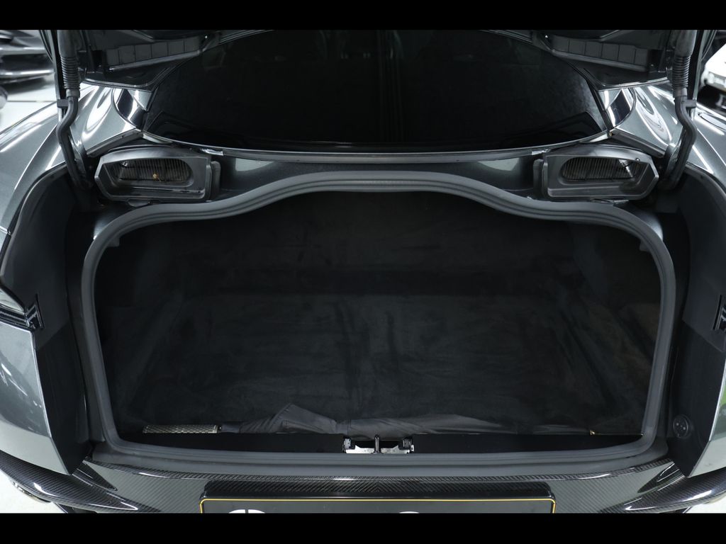 Aston Martin DB11 2022