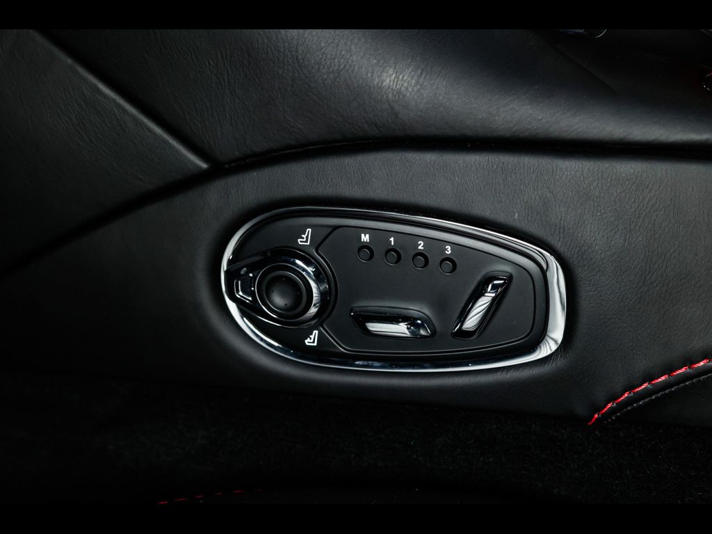 Aston Martin DB11 2022