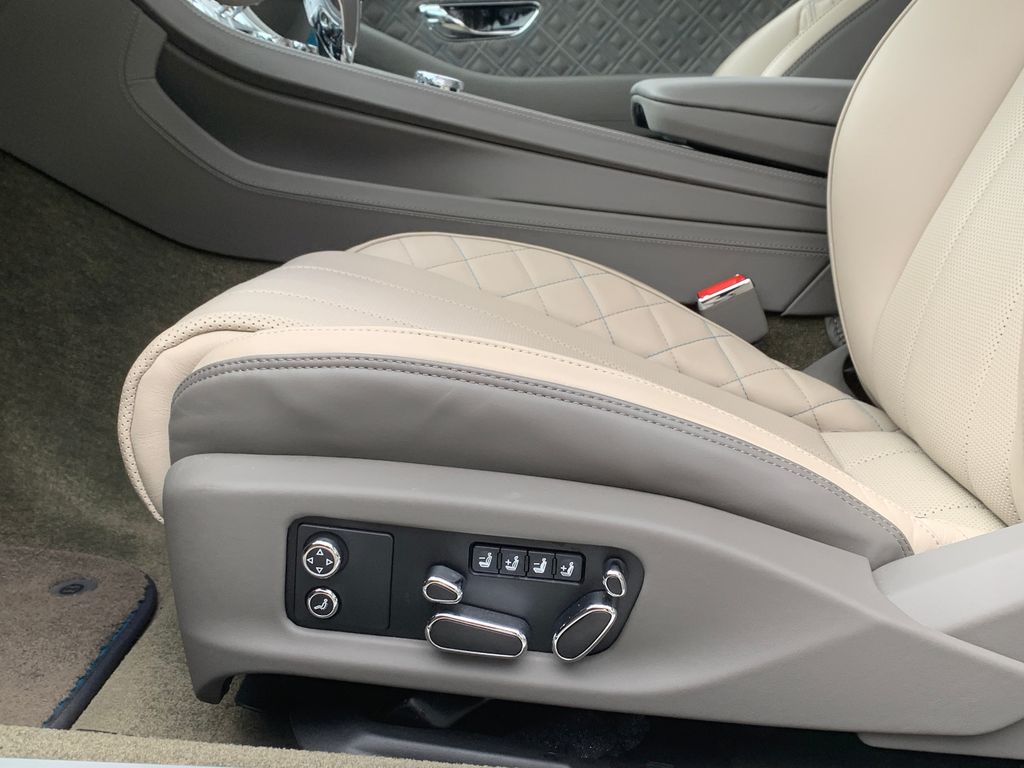 Bentley Continental GTC 2023