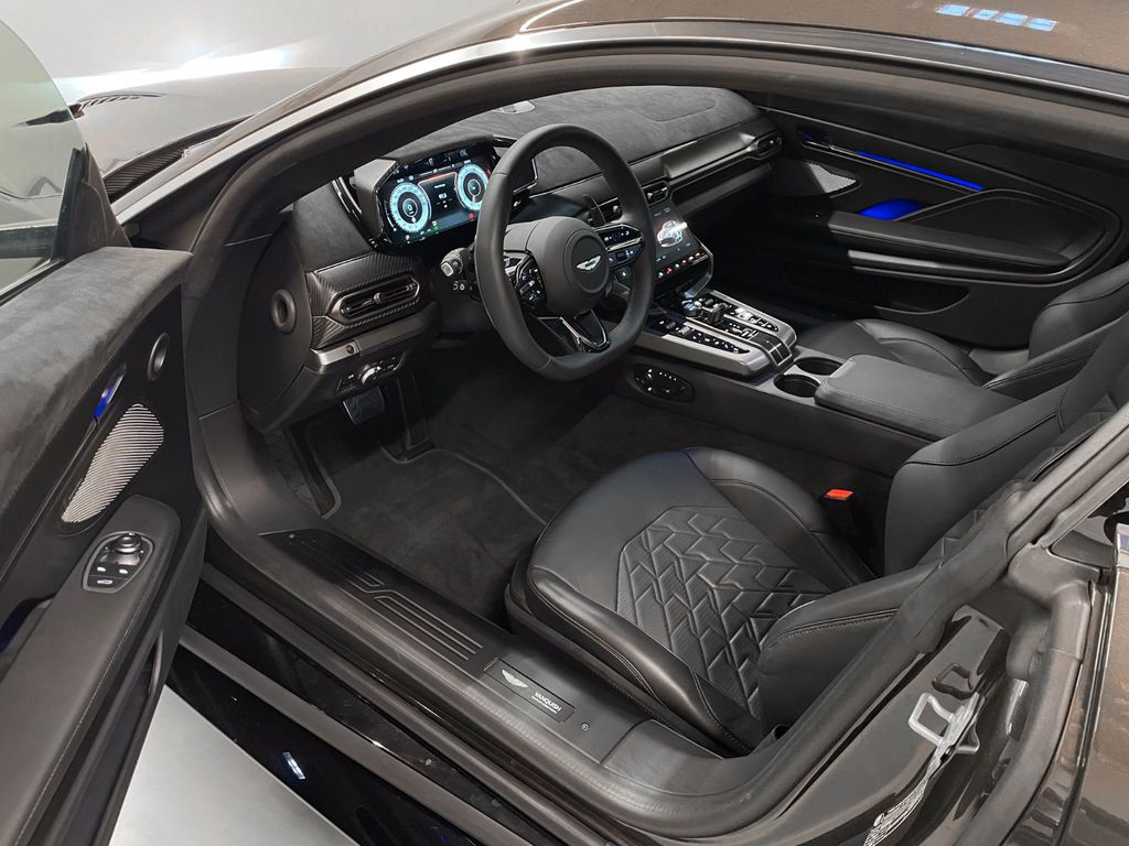Aston Martin Vanquish 2025