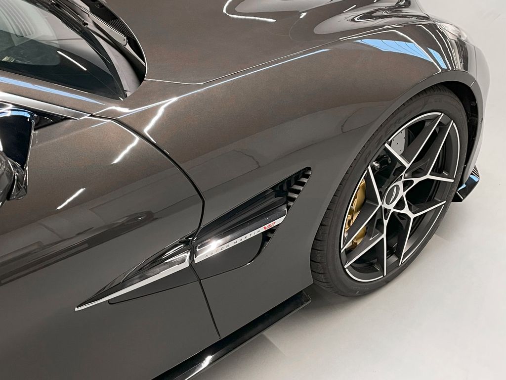 Aston Martin Vanquish 2025