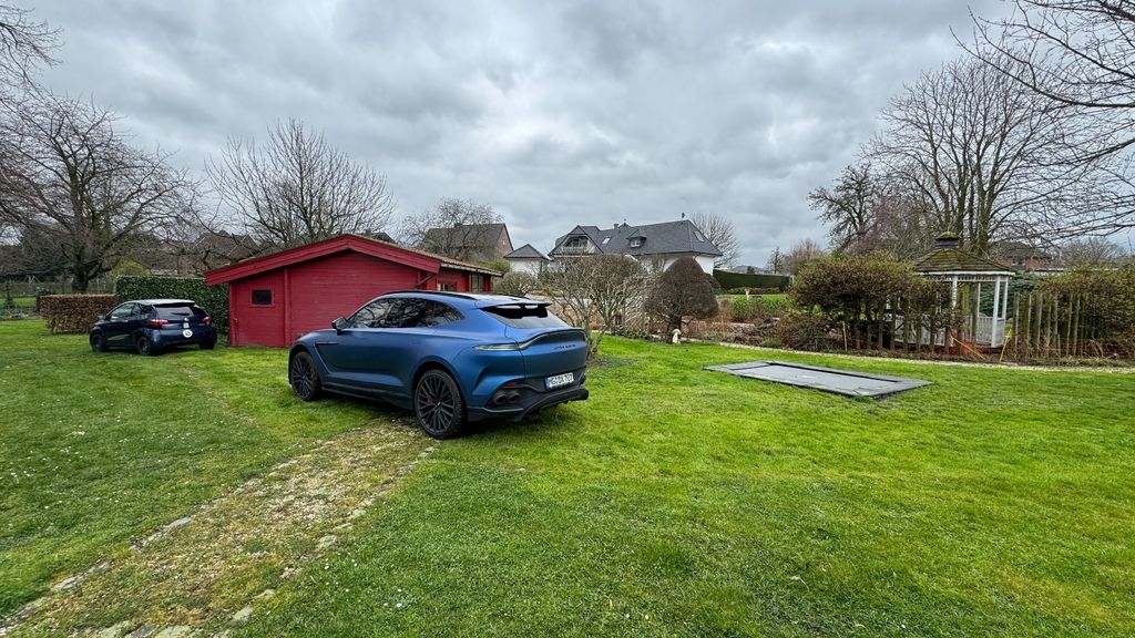 Aston Martin DBX 2023